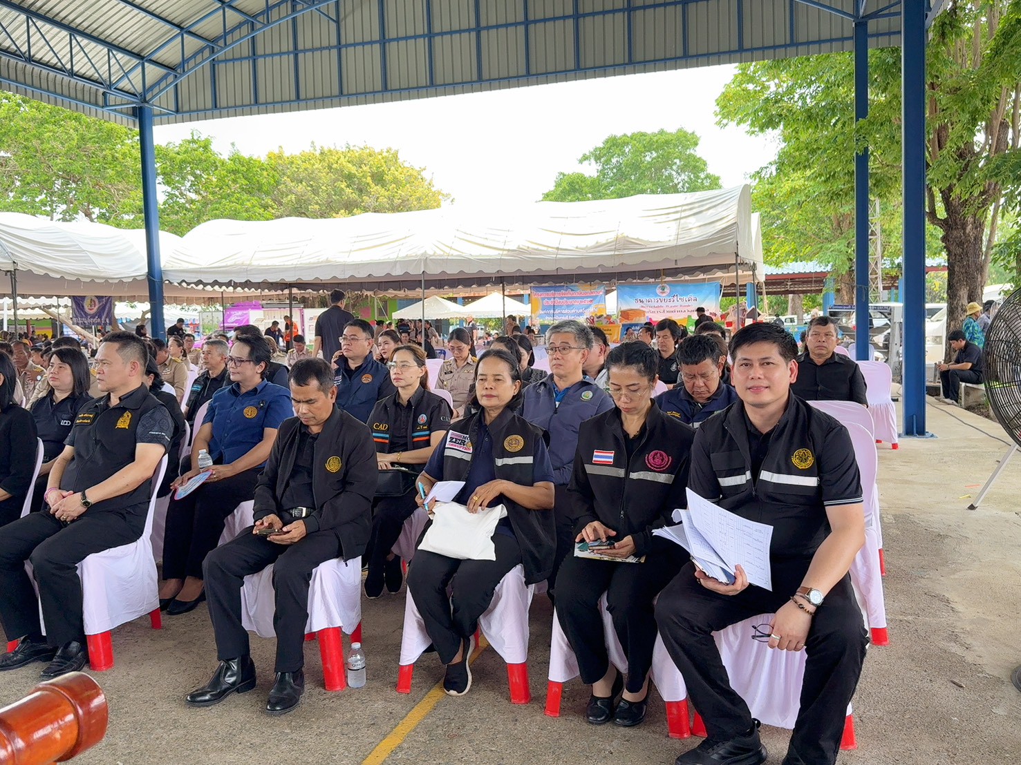 title - วันที่ 22 เมษายน 2569 นายวิทูล ประดิษฐบุญ ปฏิรูปที่ดินจังหวัดปราจีนบุรี  พร้อมด้วย เจ้าหน้าที่ ส.ป.ก.ปราจีนบุรี เข้าร่วมโครงการจังหวัดเคลื่อนที่  โครงการ 